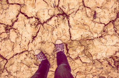 arka ayaklar spor ayakkabı ve kot Kuru toprak üzerinde duran 