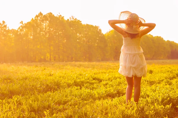 Girl in green field. — Stock Photo, Image