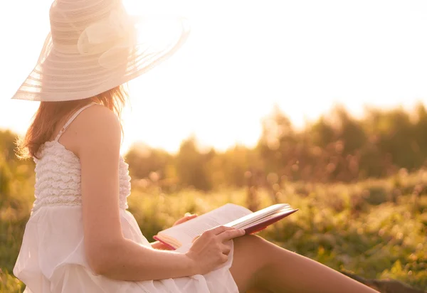 Girl in dress reading book. — Stock Photo, Image