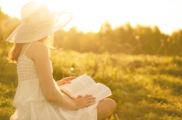 Girl in dress reading book. — Stock Photo, Image