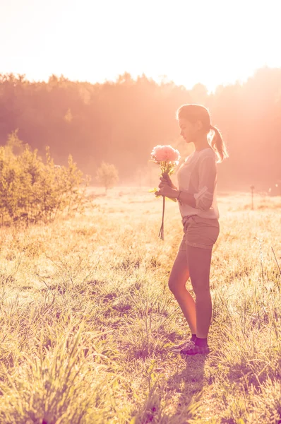 Landscape girl in a field in the sun — Stock Photo, Image
