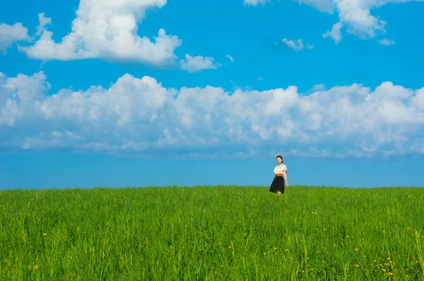 Fundo paisagem menina andando no campo de grama verde — Fotografia de Stock