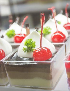 Çikolatalı kek yeşil yaprak ile tepesinde kırmızı kiraz