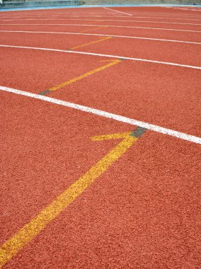 Turuncu kauçuk ile yapılan Atletizm parça lane