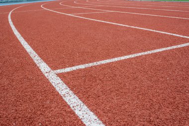 Turuncu kauçuk ile yapılan Atletizm parça lane