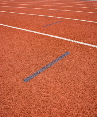 Turuncu kauçuk ile yapılan Atletizm parça lane