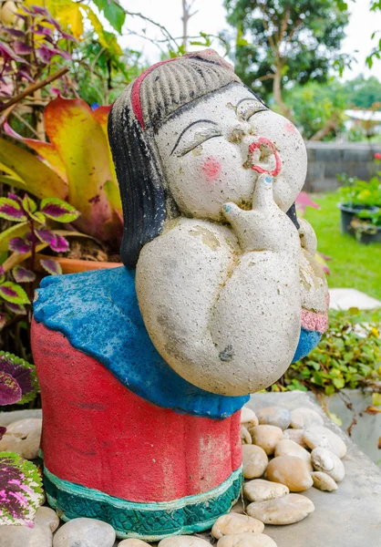 Drôle Sourire Dame Sculpture Dans Jardin — Photo