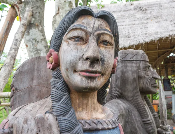 Alte indische Dame aus Holz — Stockfoto