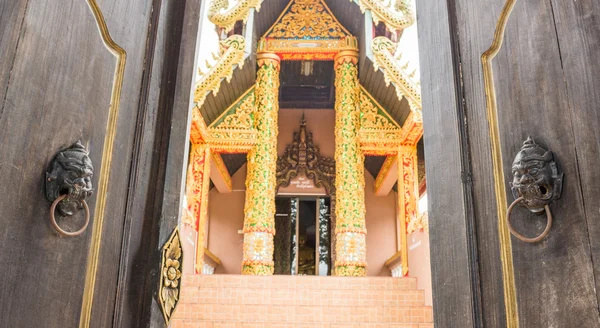 Porta do templo aberta — Fotografia de Stock