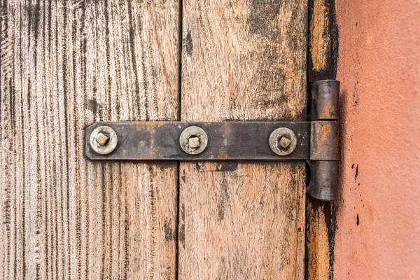 Puerta Bisagras Hierro Trasero Con Patrón Madera Vieja —  Fotos de Stock