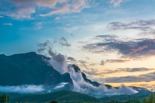 Гора и голубое небо с закатом — стоковое фото