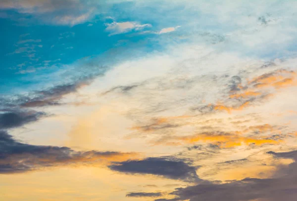 Nube blanca y fondo azul del cielo —  Fotos de Stock