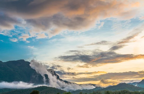 Большая гора и голубое небо — стоковое фото