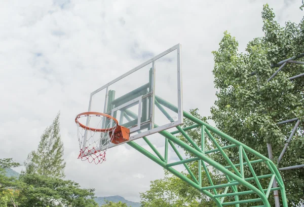 Basketballkorb steht auf Spielplatz — Stockfoto