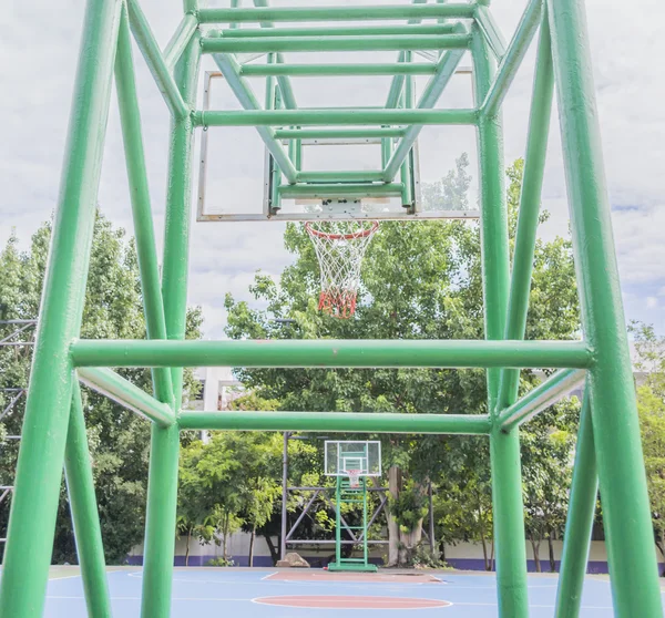 Basketballkorb steht auf Spielplatz — Stockfoto