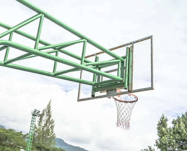 在操场上的篮球架箍 — 图库照片