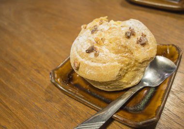 choux ve kahverengi ahşap masa kaşık