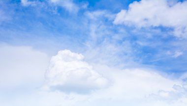 Açık gökyüzü resmi arkaplanındaki mavi gökyüzü.