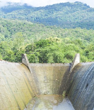 dolusavak ve dağın içinde gündüz