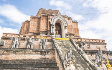   Mavi gökyüzü ile Tayland pagoda büyük