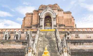   Mavi gökyüzü ile Tayland pagoda büyük