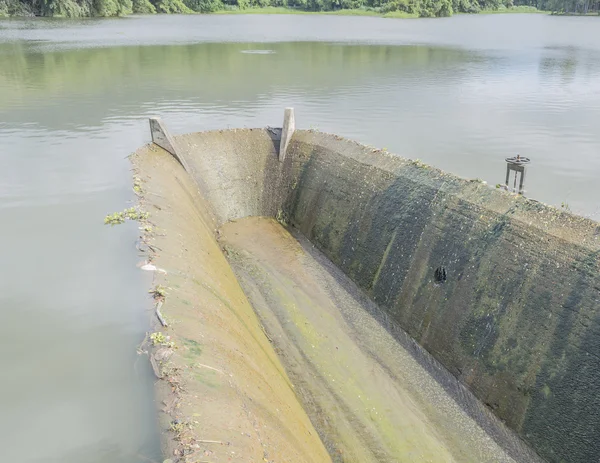 Velho spillway em concreto pequena barragem — Fotografia de Stock