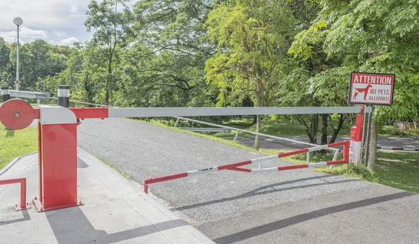 Keine Haustiere erlaubt Schild am Tor im Park — Stockfoto