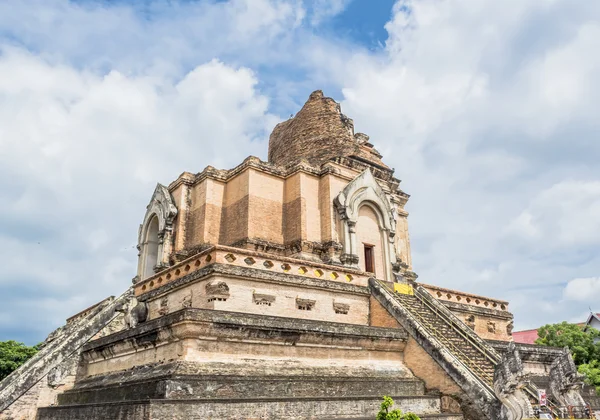 寺院で青い空とタイで大きな塔 — ストック写真