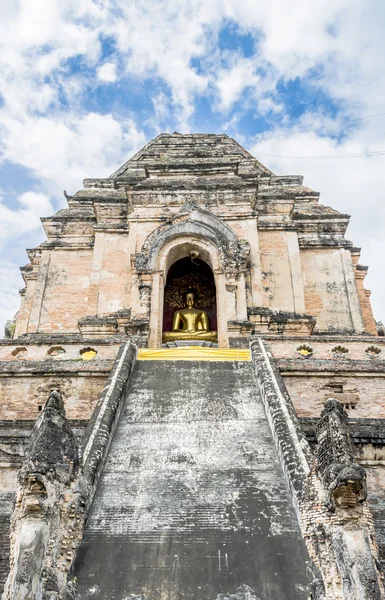 La grande pagode en Thaïlande avec un ciel bleu — Photo