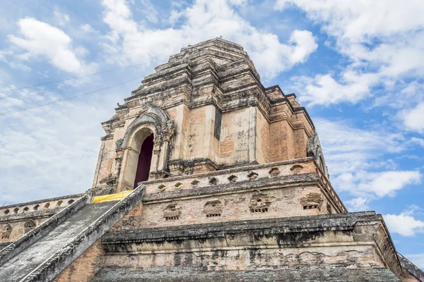 Velký pagoda v Thajsku s modrou oblohou — Stock fotografie