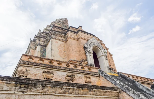 O grande pagode na Tailândia com céu azul — Fotografia de Stock