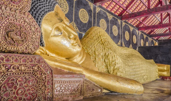 Reclinando estátua de ouro de Buda no templo da Tailândia . — Fotografia de Stock
