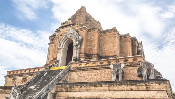 O grande pagode na Tailândia com céu azul — Fotografia de Stock