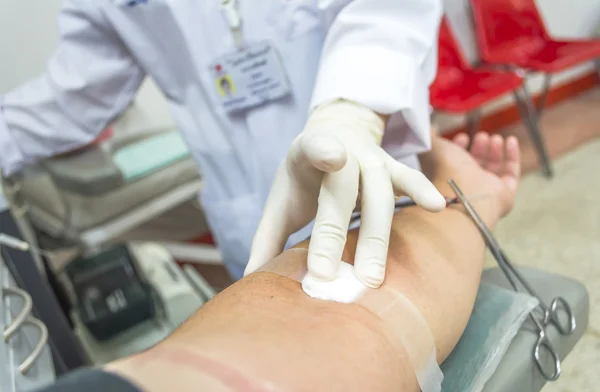 Primer plano de un paciente transfundido de sangre en el hospital —  Fotos de Stock