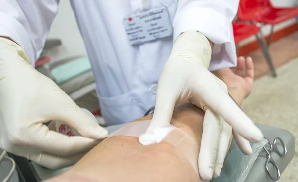 Primer plano de un paciente transfundido de sangre en el hospital —  Fotos de Stock