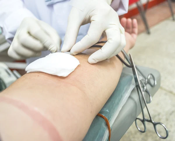 Primer plano de un paciente transfundido de sangre en el hospital —  Fotos de Stock