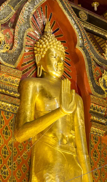 Zlatá socha Buddhy v chrámu z Thajska. — Stock fotografie