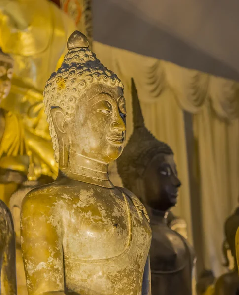 Estátua de Buda de ouro no templo da Tailândia . — Fotografia de Stock