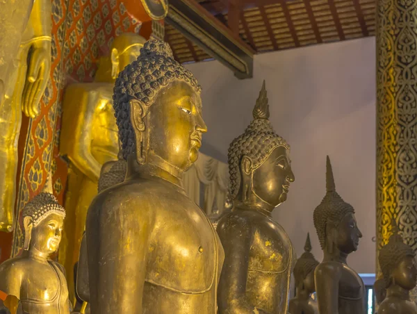 Altın buddha heykeli Tayland tapınak. — Stok fotoğraf