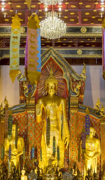 Złoty posąg Buddy w świątyni w Tajlandii. — Zdjęcie stockowe