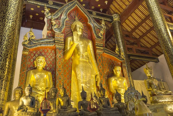 Buddha-Statue aus Gold im Tempel von Thailand. — Stockfoto