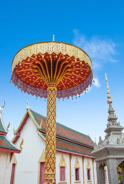 Großer goldener Regenschirm im Tempel mit blauem Himmel — Stockfoto