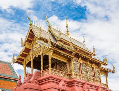 bulut beyaz ve mavi gökyüzü ile eski Tapınağı