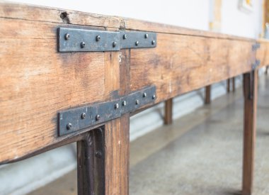 eski ahşap masa köşe