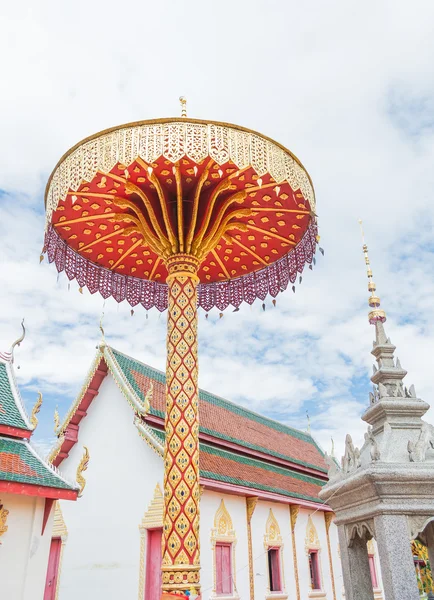 Stora Gyllene Paraply Templet Med Blå Himmel — Stockfoto
