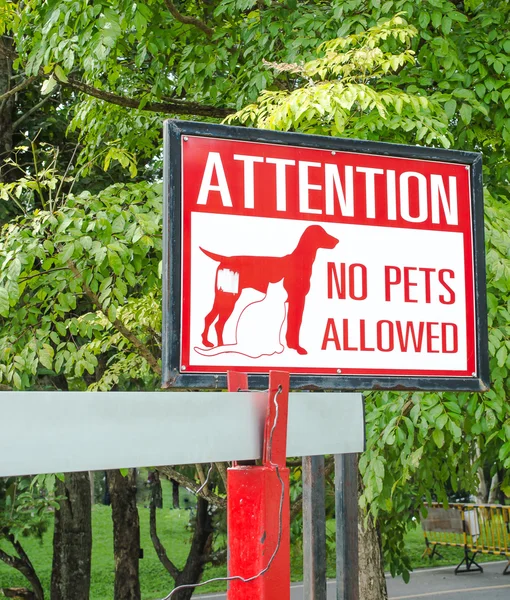 Geen huisdieren toegestaan teken op poort in het park — Stockfoto