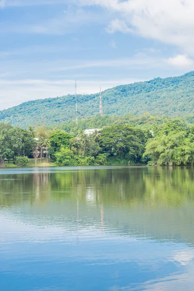 湖山和蓝色的天空下的风景 — 图库照片