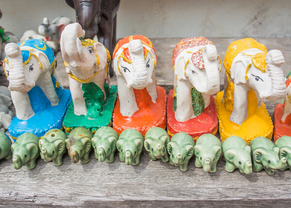 Статуя тайского слона в храме
 