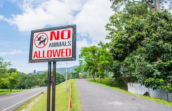Háziállatok tartása nem megengedett jele a parkban — Stock Fotó
