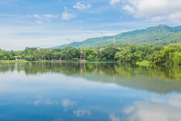 Paesaggio con lago montagna e cielo azzurro — Foto Stock